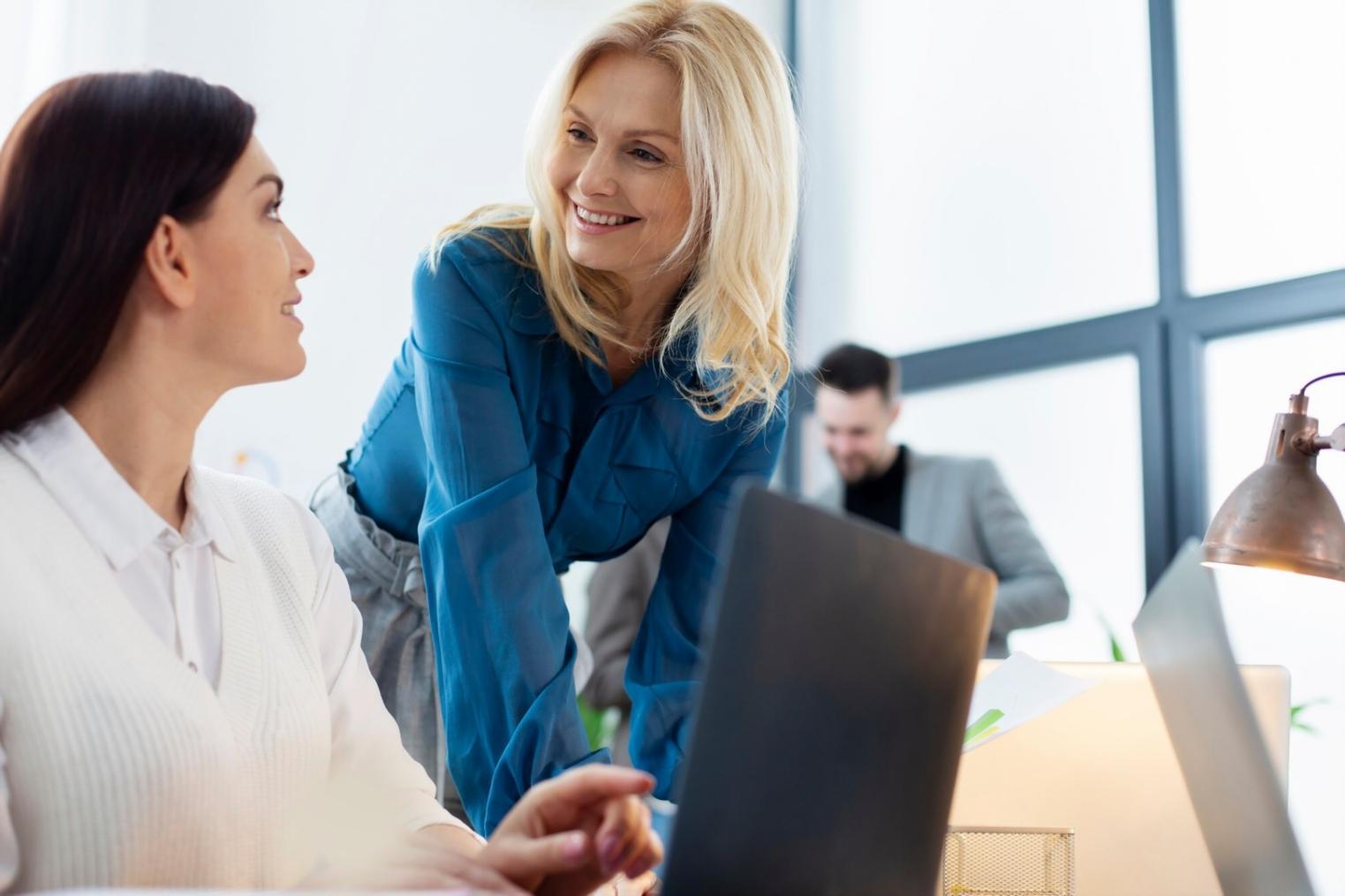 Рабочее пространство предпринимателя с финансовыми документами